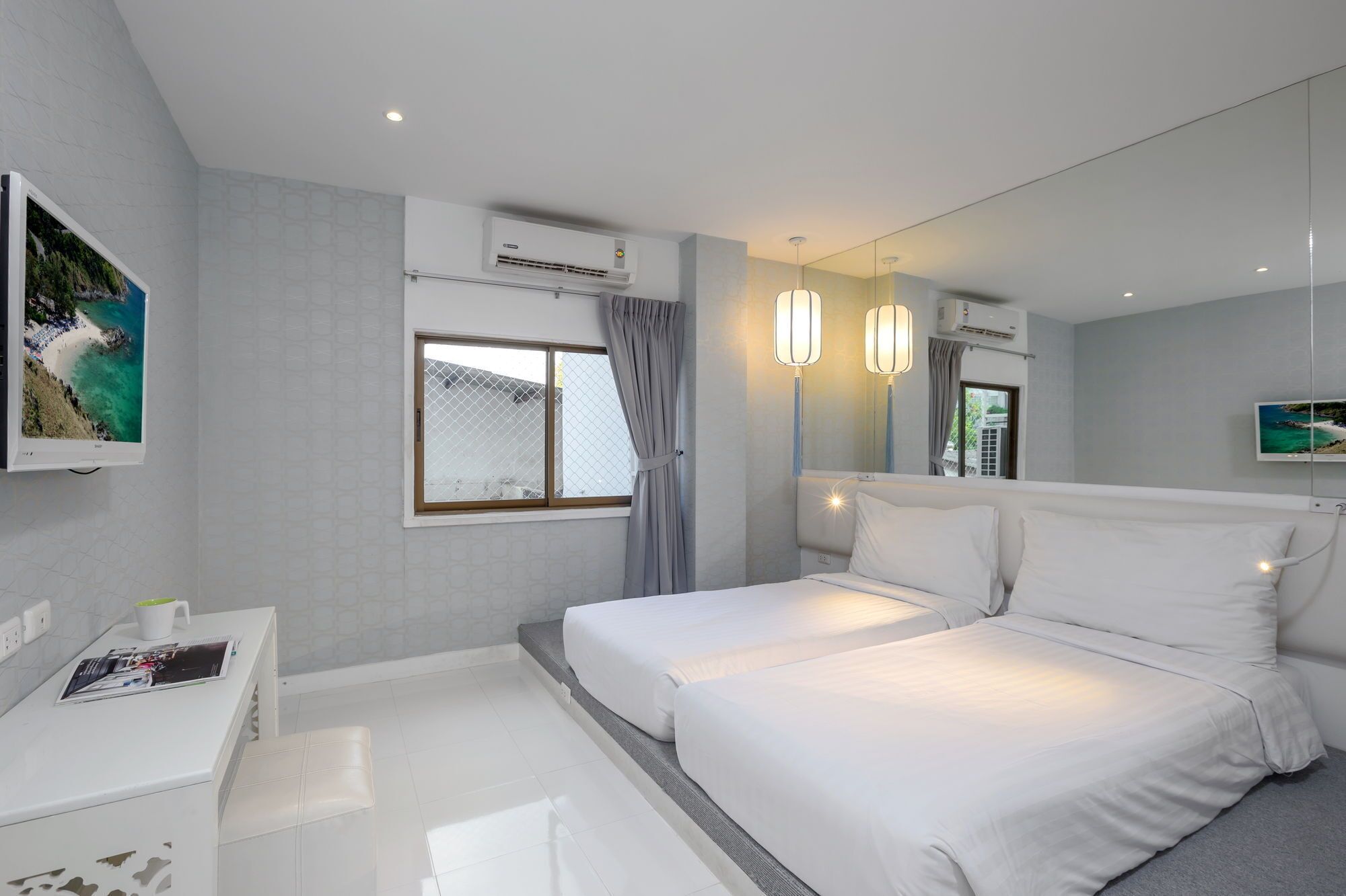 minibar, in-room safe, individually decorated, desk