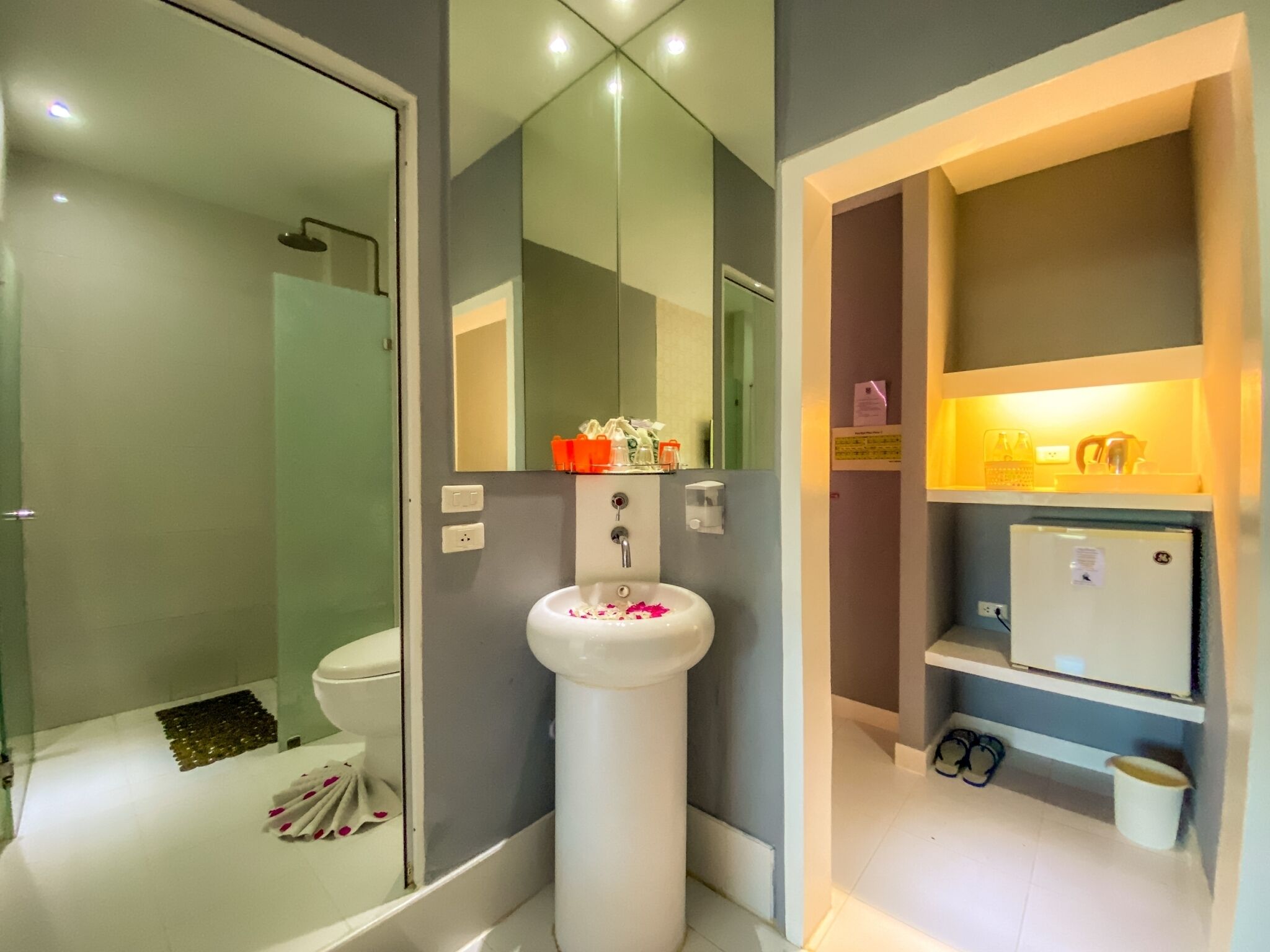 minibar, in-room safe, individually decorated, desk