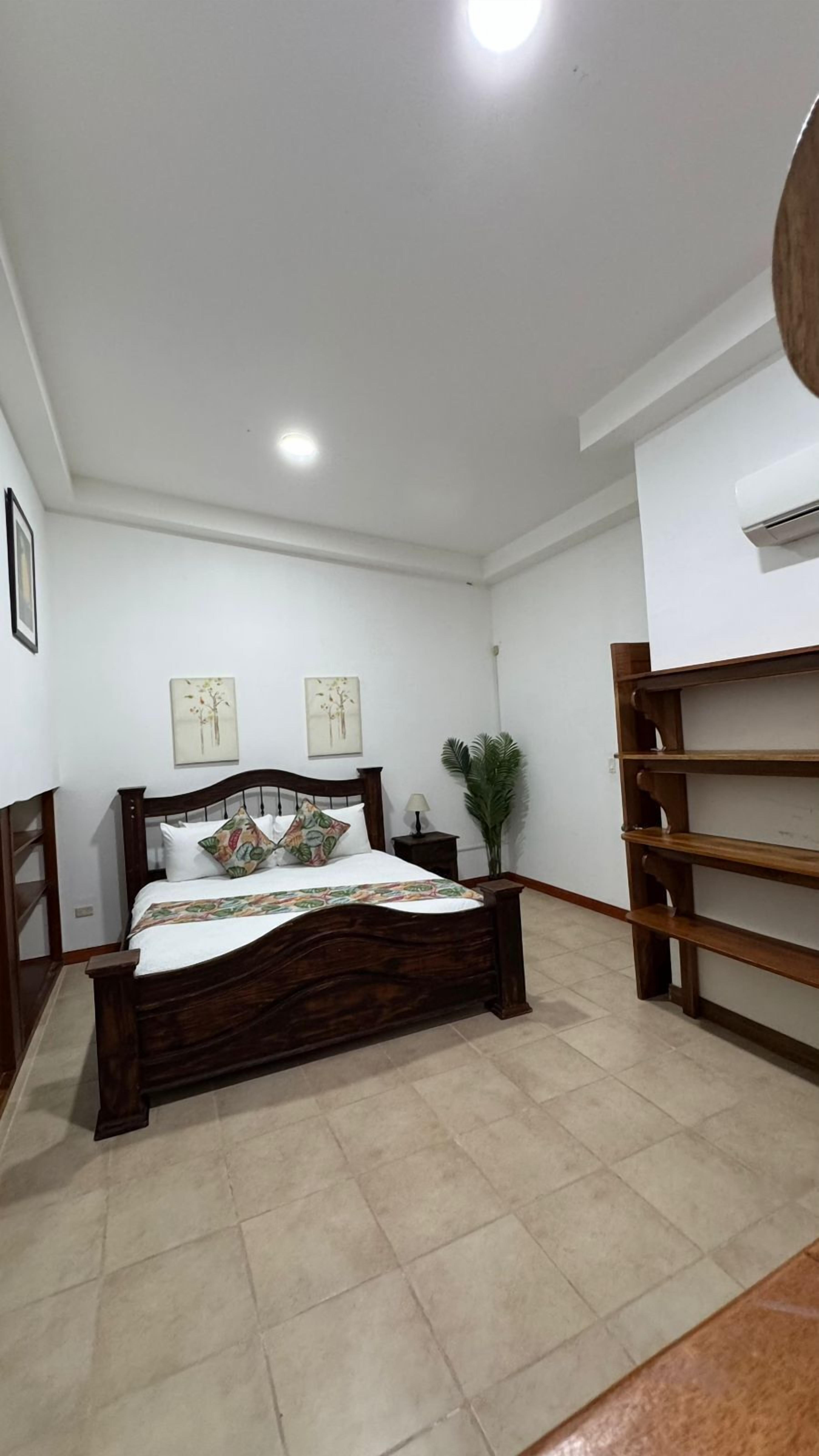 Mountain View Apartment | Nệm có lớp đệm bông, két bảo mật tại phòng, trang trí khác biệt 