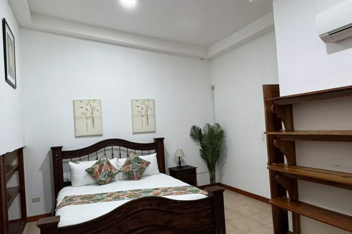 Mountain View Apartment | Bäddmadrasser, värdeförvaringsskåp på rummet och individuell inredning