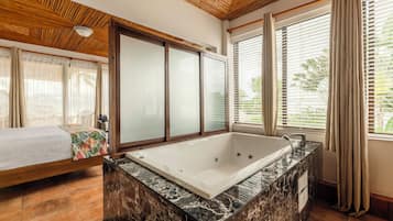 小型开间套房, 海洋景观 (Jr Suites with Ocean Views) | 加厚床垫、客房内保险箱、特色装修、特色家居