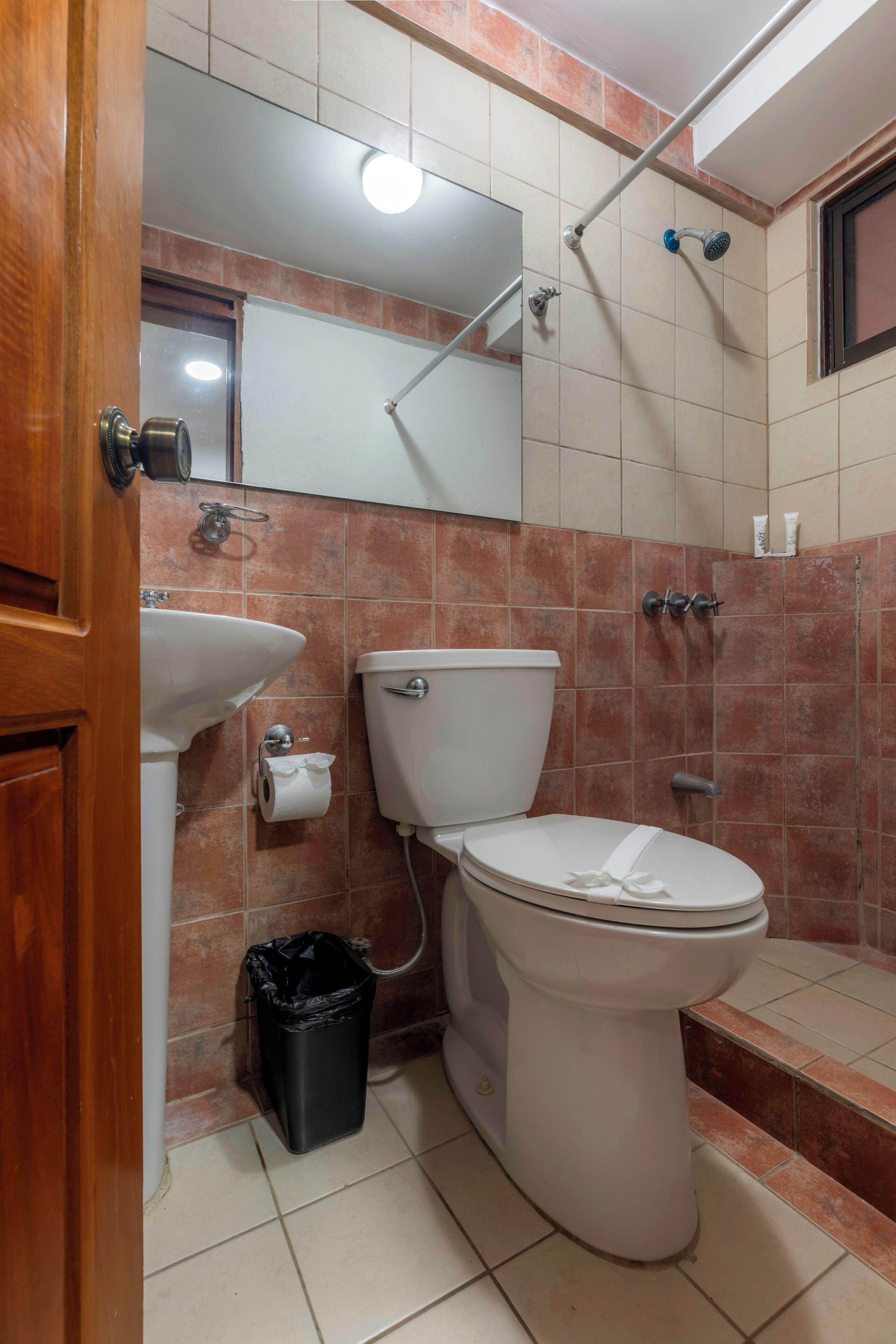 Un bagno con WC, lavandino e doccia.