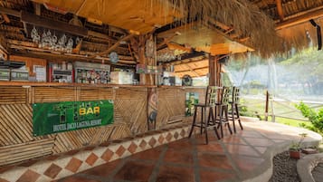 Bar de cocteles, con vista a la playa, abre en días seleccionados