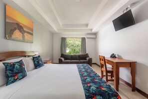 Pillow-top beds, in-room safe, individually decorated - Jacó Laguna Resort and Beach Club (Jacó)