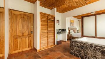 Junior Studio Suite, Ocean View (Jr Suites with Ocean Views) | Baño | Secadora de cabello, toallas, jabón, shampoo