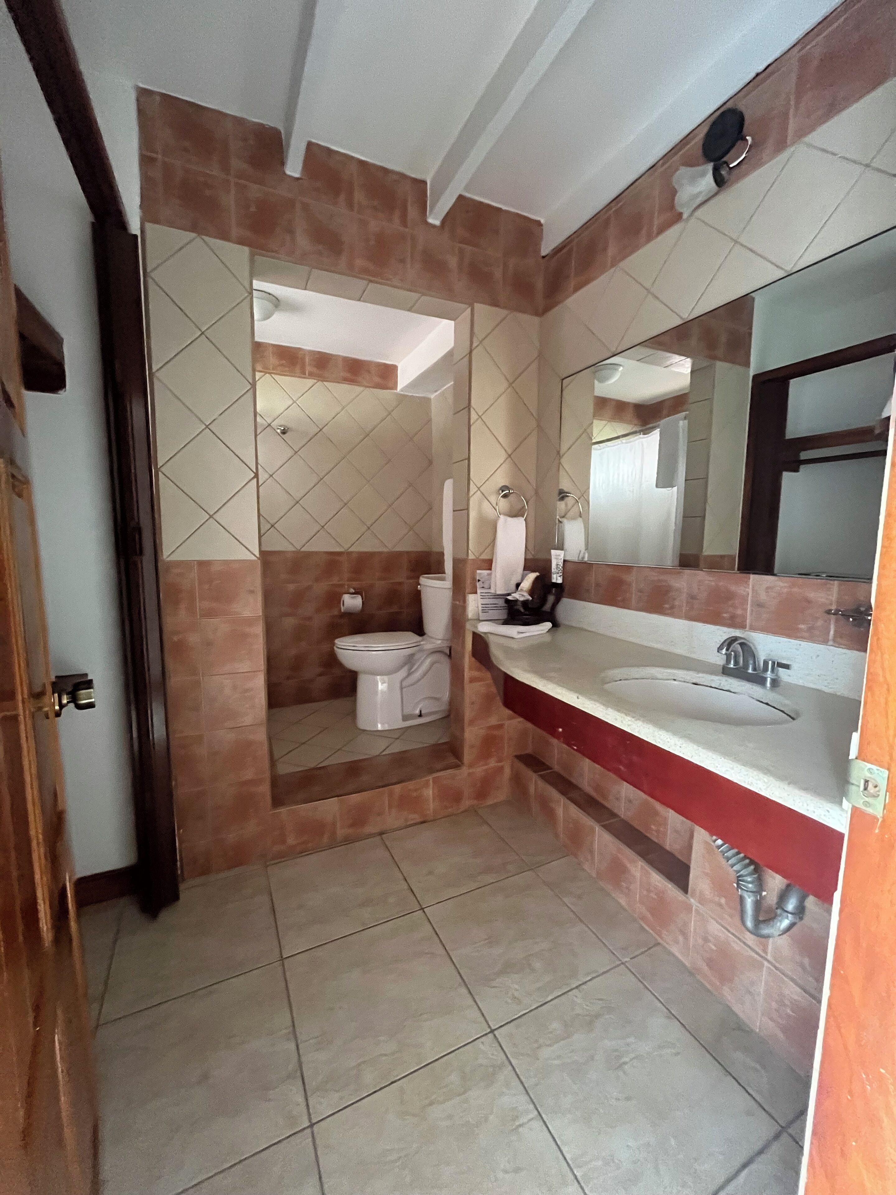 Estandar Economic View | Bathroom | Hair dryer, towels, soap, shampoo