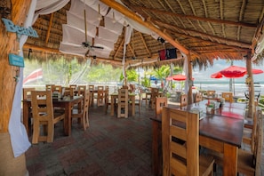 Breakfast, lunch, dinner served; Latin American cuisine, beach views - Jacó Laguna Resort and Beach Club (Jacó)