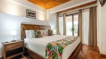 Jr Suite Ocean View | Senge med topmadrasser, pengeskab på værelset, individuelt design