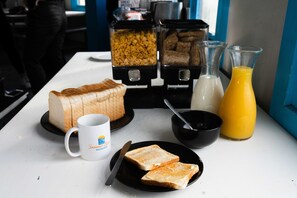 Déjeuner en libre-service gratuit tous les jours