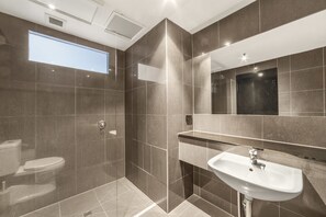 Douche, séchoir à cheveux, serviettes fournies