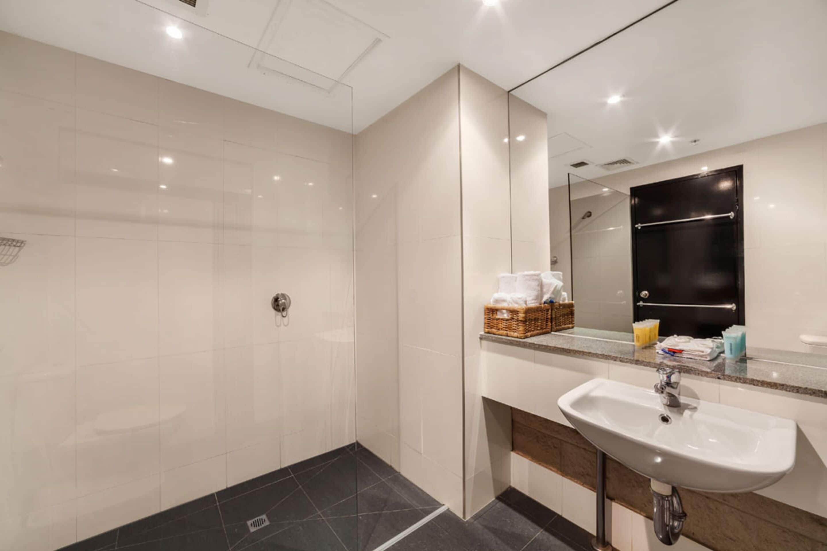 Twin Room | Bathroom | Shower, hair dryer, towels