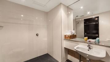 Twin Room | Bathroom | Shower, hair dryer, towels