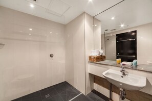 Twin Room | Bathroom | Shower, hair dryer, towels - Summer House Backpackers, Melbourne (St Kilda)