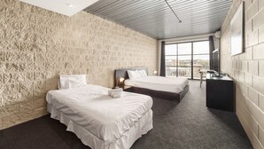 Twin Room | Iron/ironing board (on request), WiFi (free), bed sheets - Summer House Backpackers, Melbourne (St Kilda)