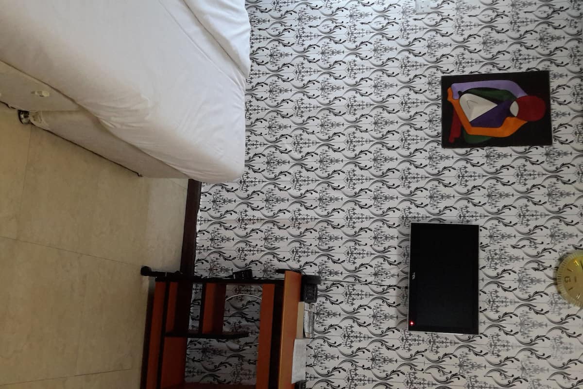 Pillowtop beds, in-room safe, desk, blackout drapes