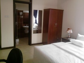 Pillow-top beds, in-room safe, desk, blackout curtains - Tribeca Hotel (Accra)