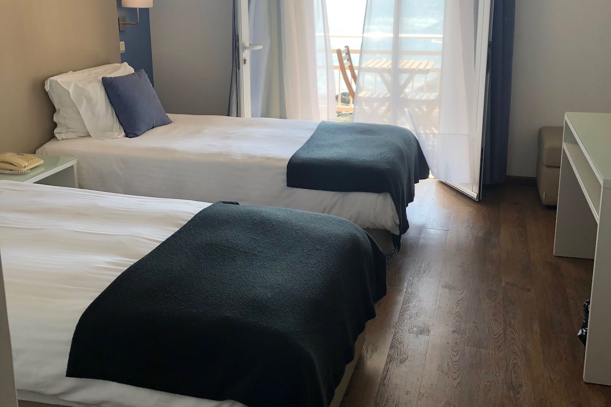Deluxe-Doppel- oder -Zweibettzimmer, Balkon, Meerblick | Zimmersafe