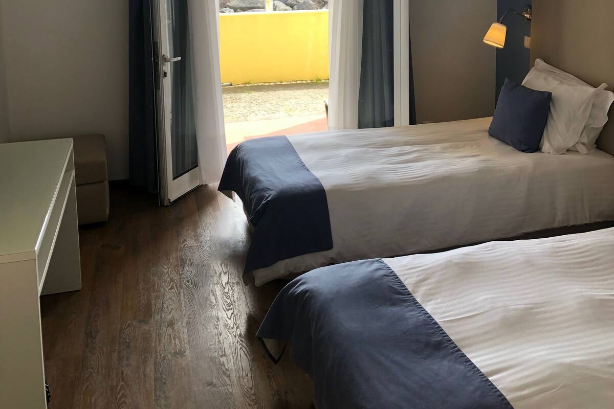 Standardzimmer, Blick auf den Jachthafen | Zimmersafe