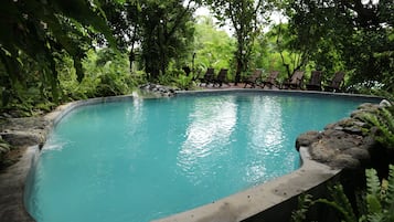 Piscine extérieure, chaises longues