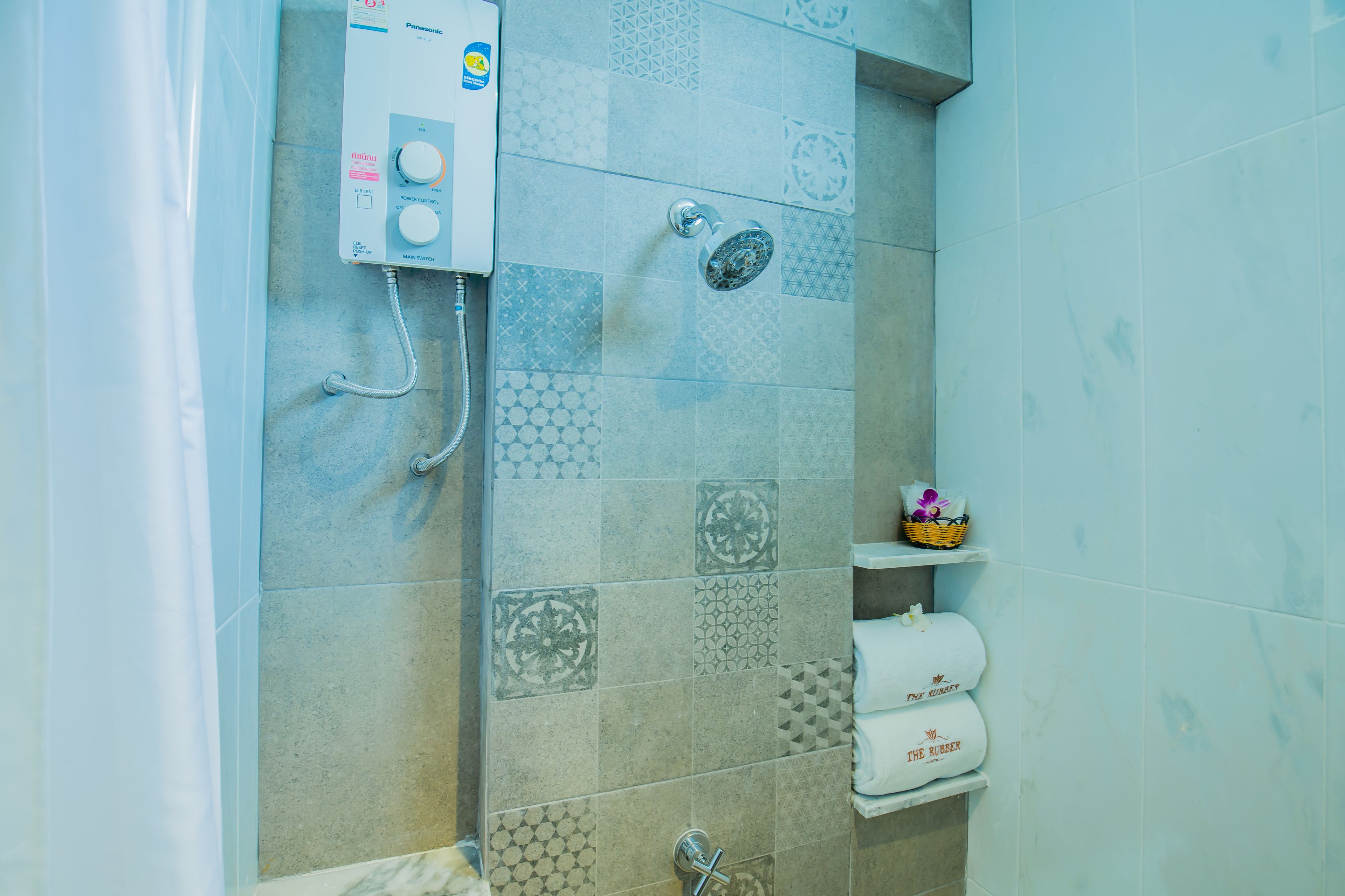 shower, rainfall showerhead, free toiletries, bathrobes