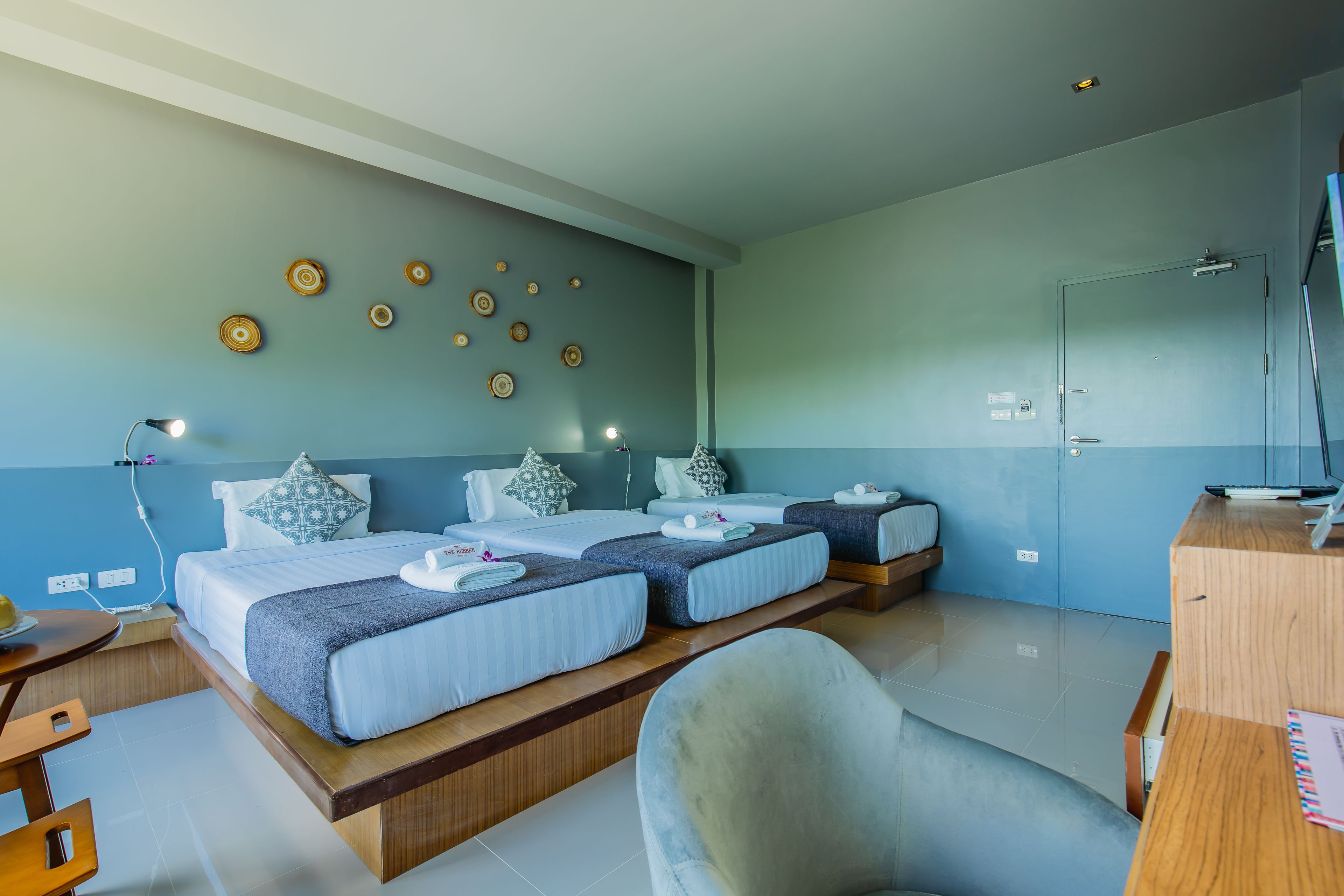 Una habitación de hotel con una cama, mesitas de noche, un escritorio y una silla.