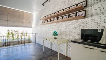 Una cocina moderna con armarios blancos, encimera negra y un refrigerador Samsung.
