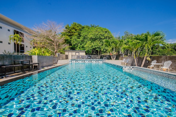 2 outdoor pools
