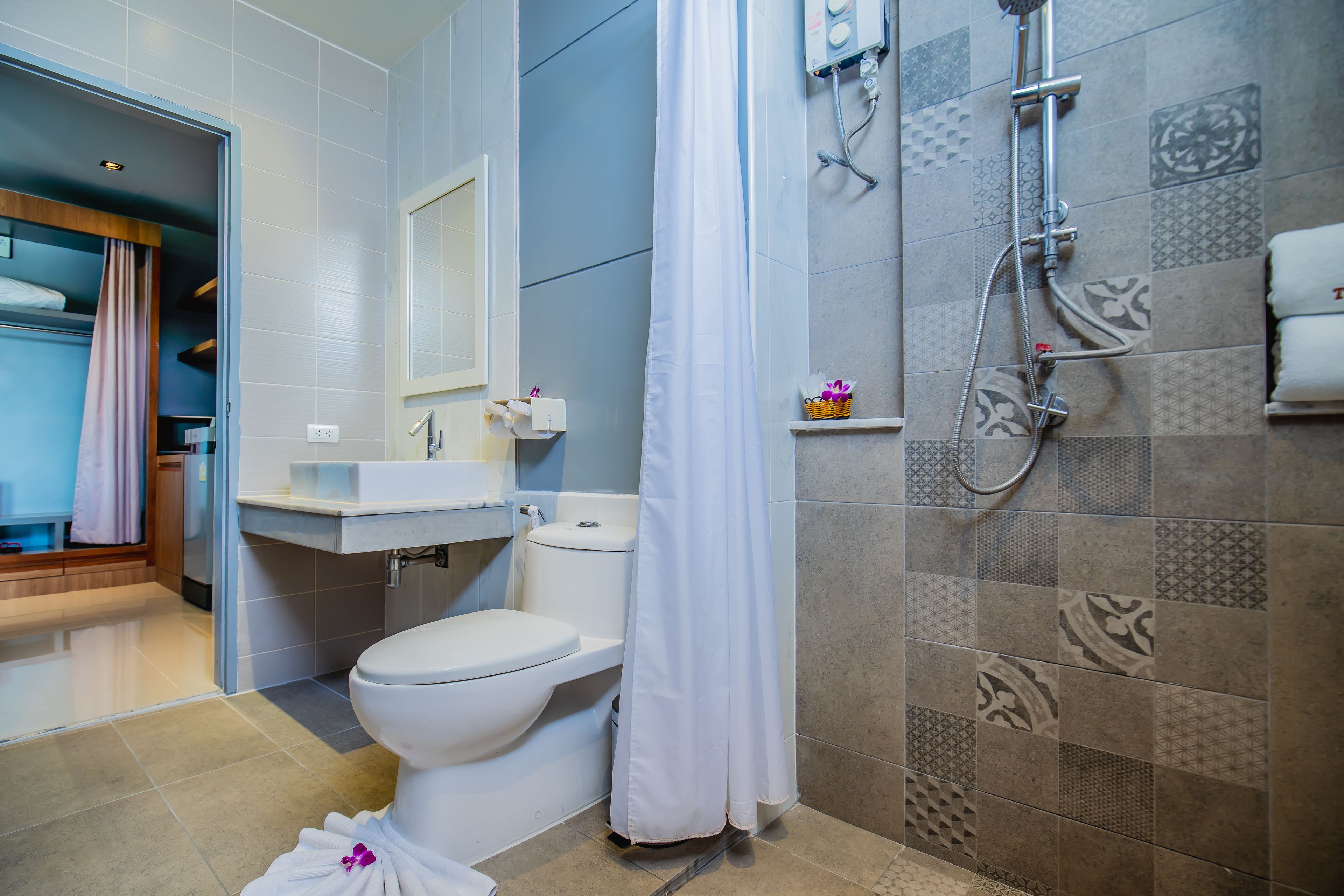 shower, rainfall showerhead, free toiletries, bathrobes