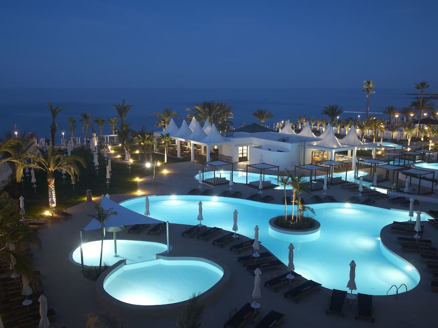 Innendørsbasseng og 3 utendørsbassenger