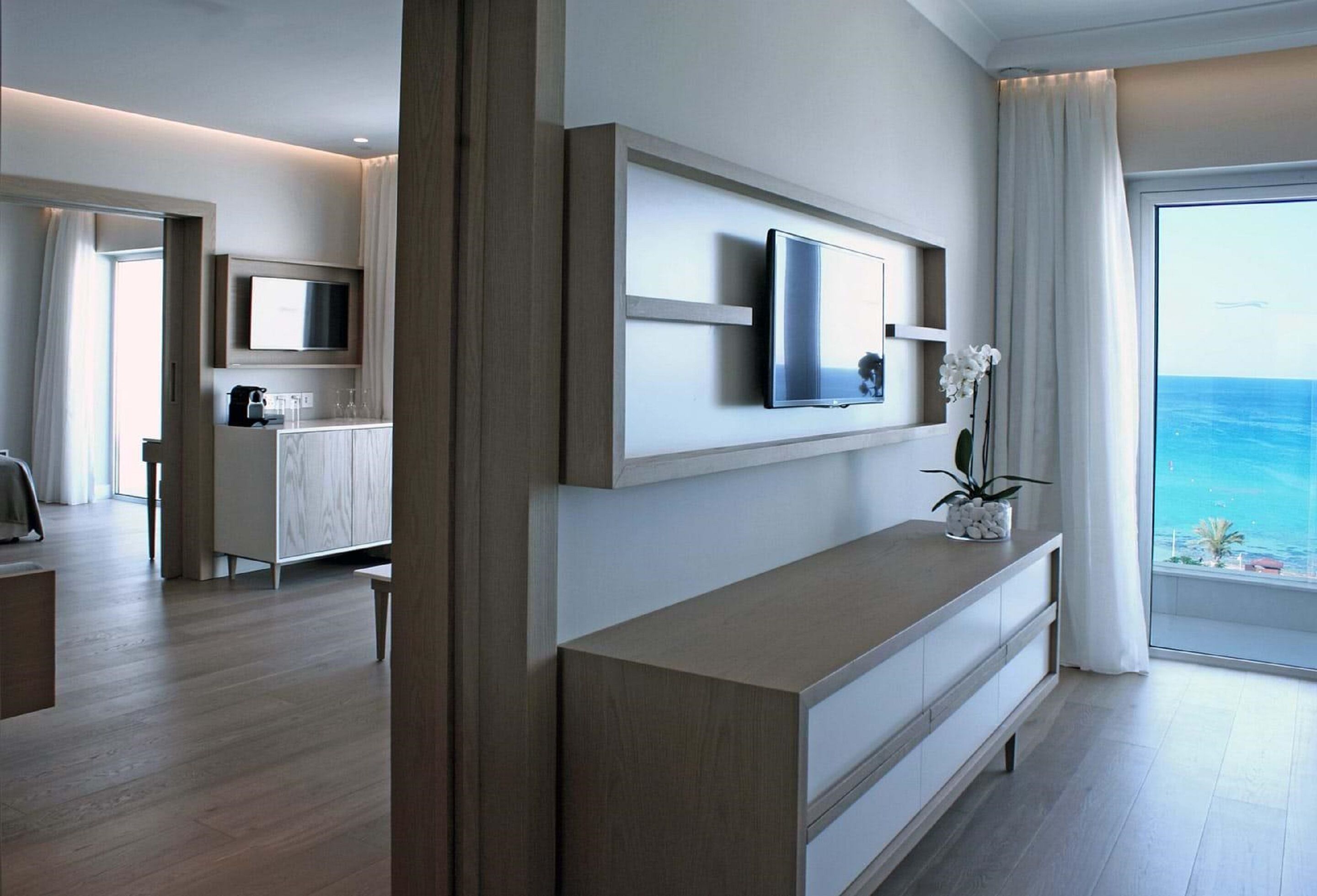 presidential suite, sea view | living area | plasma tv