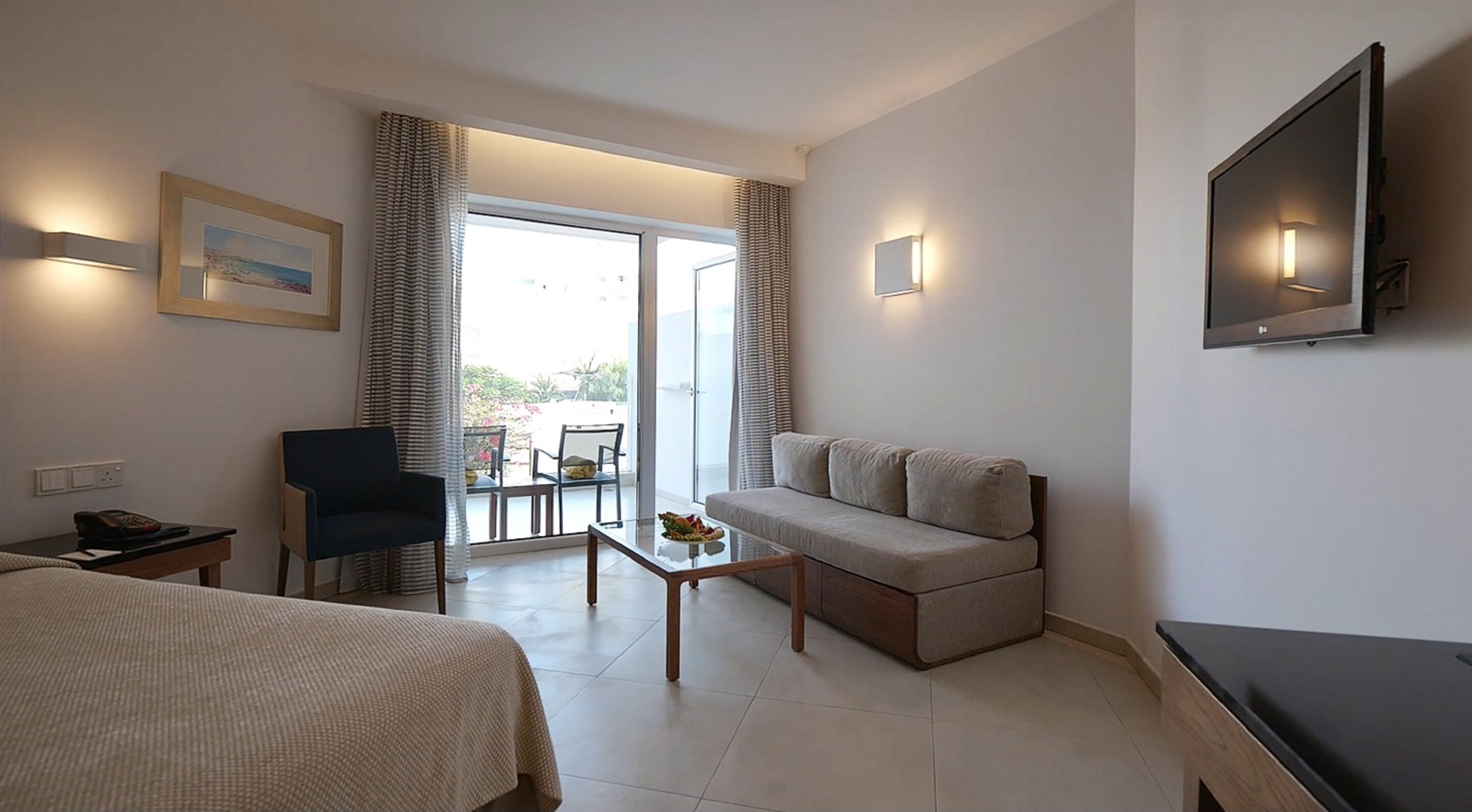 deluxe room, partial sea view | 1 bedroom, minibar, in-room safe, desk