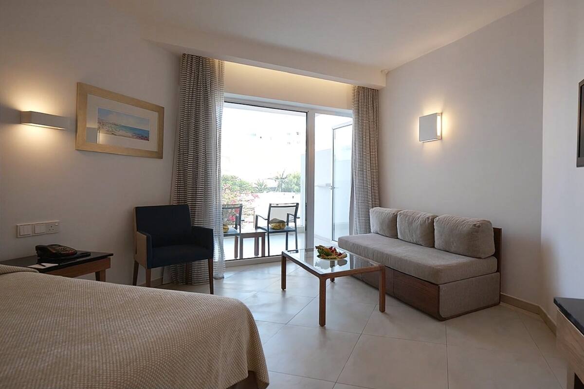 deluxe room, partial sea view | 1 bedroom, minibar, in-room safe, desk