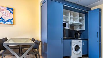 Caixa forta a l'habitació, escriptori i planxa i posts de planxar