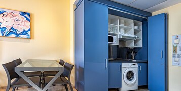 Caja de seguridad en la habitación y escritorio 