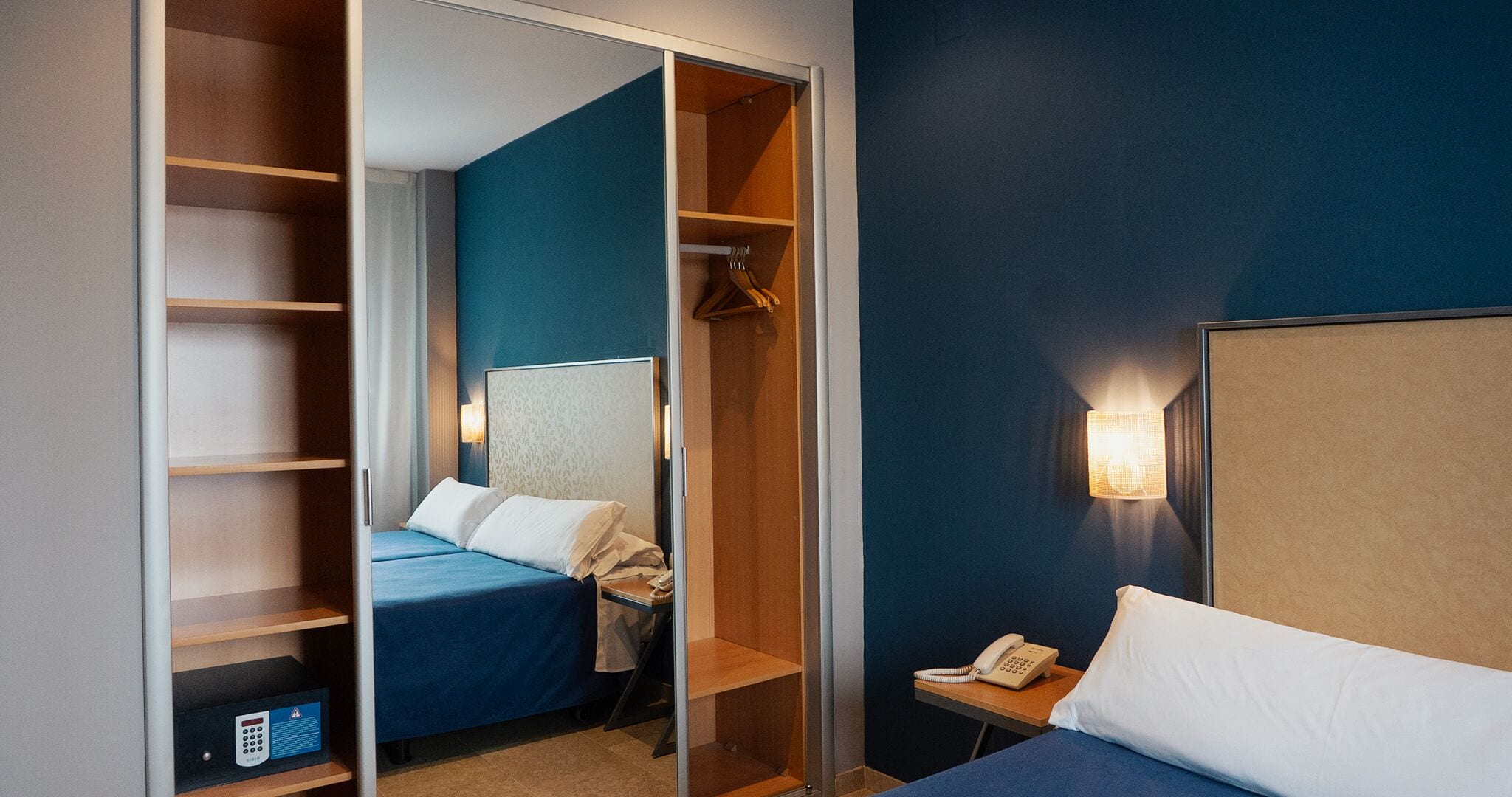 Cofres nos quartos, escrivaninha, ferros/tábuas de passar roupa