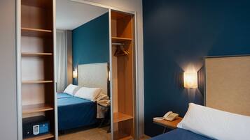 Caixa forta a l'habitació, escriptori i planxa i posts de planxar