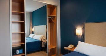 Caja de seguridad en la habitación y escritorio 