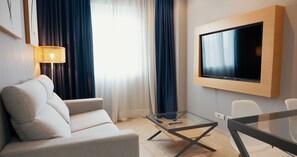 32-inch LCD TV with cable channels, TV - Apartamentos Vértice Sevilla Aljarafe (Bormujos)