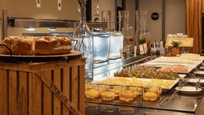 Un bufé con diversos alimentos y bebidas.