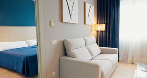 32-inch LCD TV with cable channels, TV - Apartamentos Vértice Sevilla Aljarafe (Bormujos)
