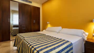 خزنة داخل الغرفة ومكتب ومكواة/لوح كي وواي فاي مجانًا