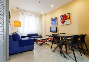 32-inch LCD TV with cable channels, TV - Apartamentos Vértice Sevilla Aljarafe (Bormujos)