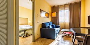 32-inch LCD TV with cable channels, TV - Apartamentos Vértice Sevilla Aljarafe (Bormujos)