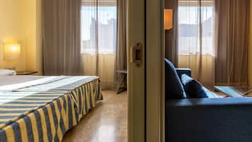 Cofres nos quartos, escrivaninha, ferros/tábuas de passar roupa