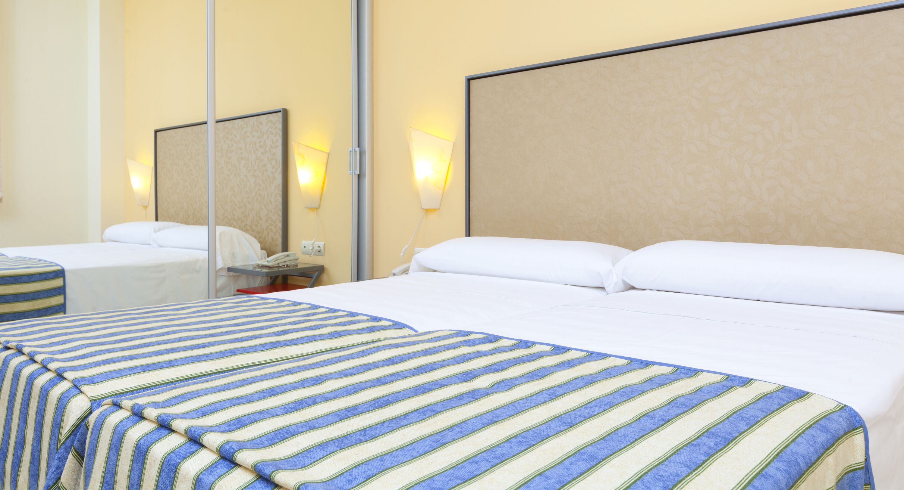 セーフティボックス (室内)、デスク、アイロン / アイロン台、WiFi (無料)