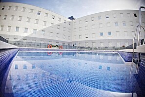 Seasonal outdoor pool - Apartamentos Vértice Sevilla Aljarafe (Bormujos)