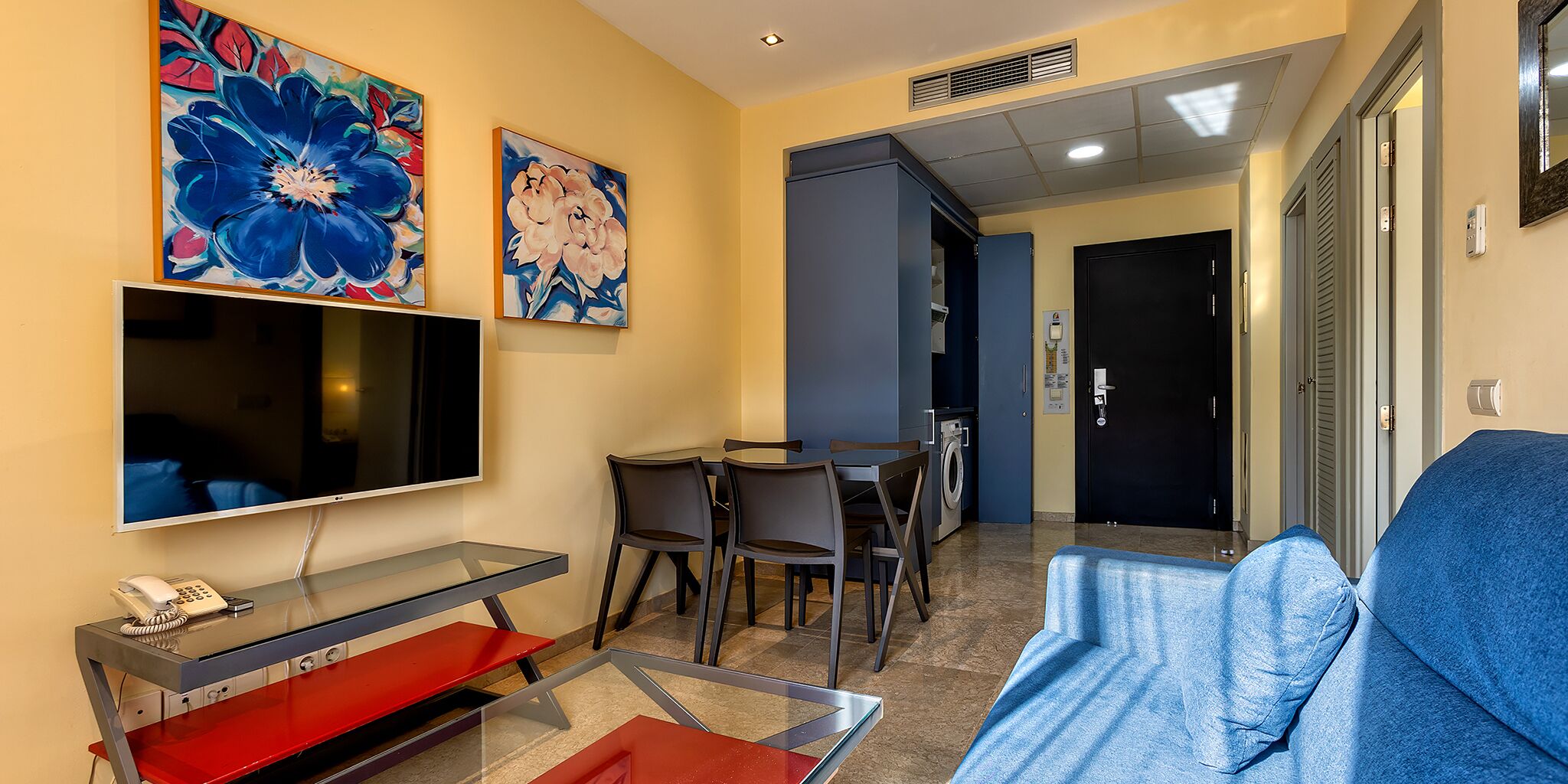 Caja fuerte, escritorio, tabla de planchar con plancha y wifi gratis