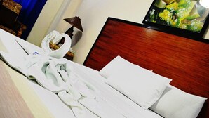 Desk, free WiFi - Ardent Suites Hotel and Spa Inc. (Puerto Princesa)