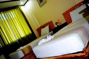 Desk, free WiFi - Ardent Suites Hotel and Spa Inc. (Puerto Princesa)