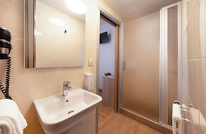 Single Room | Bathroom | Shower, eco-friendly toiletries, hair dryer, towels